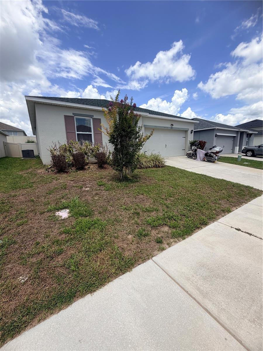 Listing photo 2 for 297 Meadowbrook Blvd