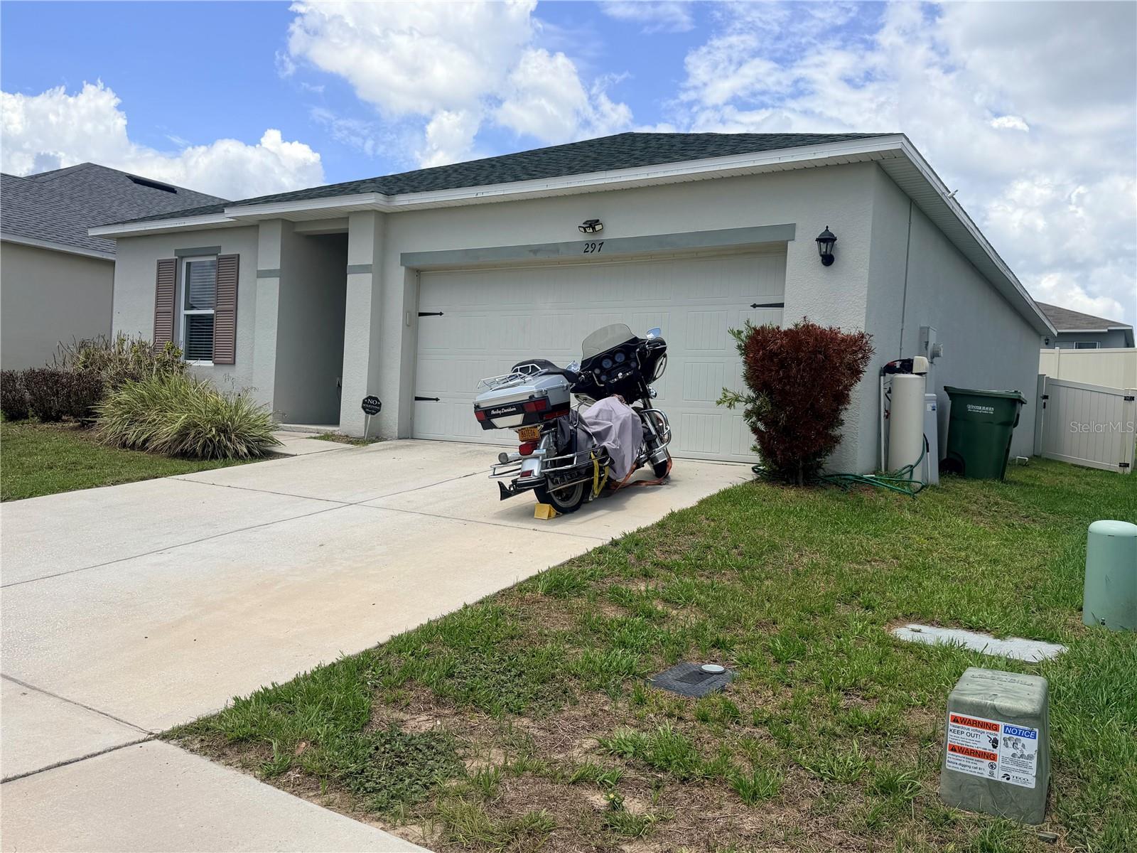 Listing photo 1 for 297 Meadowbrook Blvd