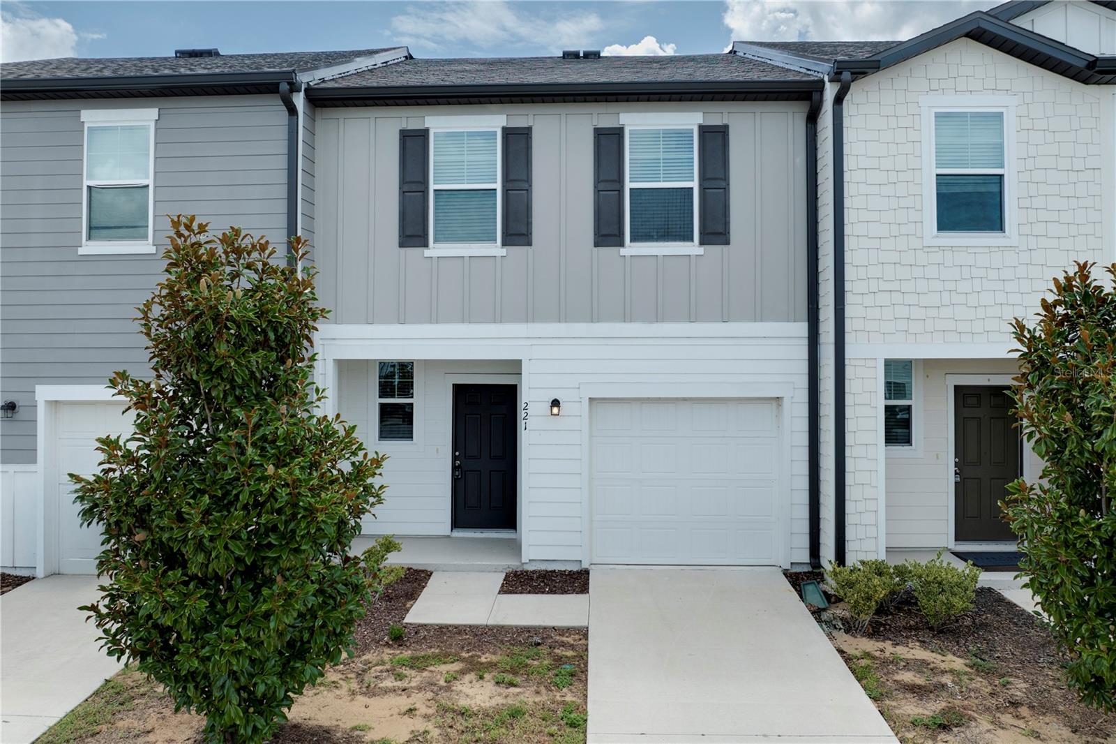 Listing photo 1 for 221 Mandovi St