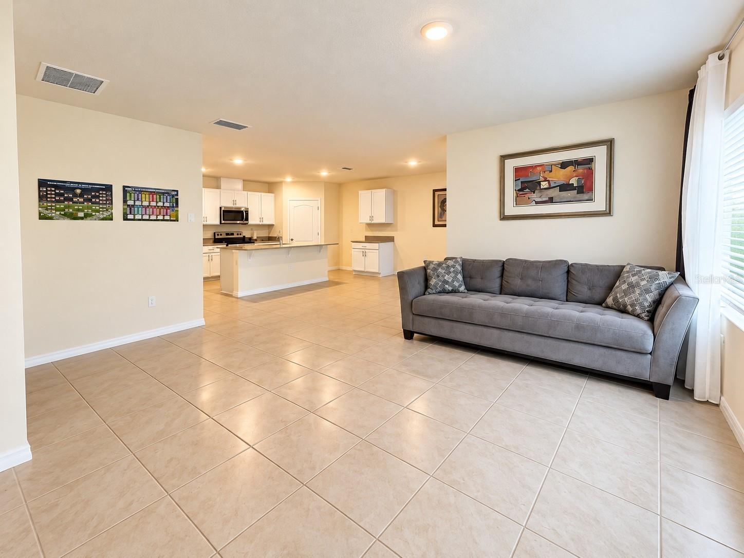 Listing photo 3 for 17089 Edgemont Ln