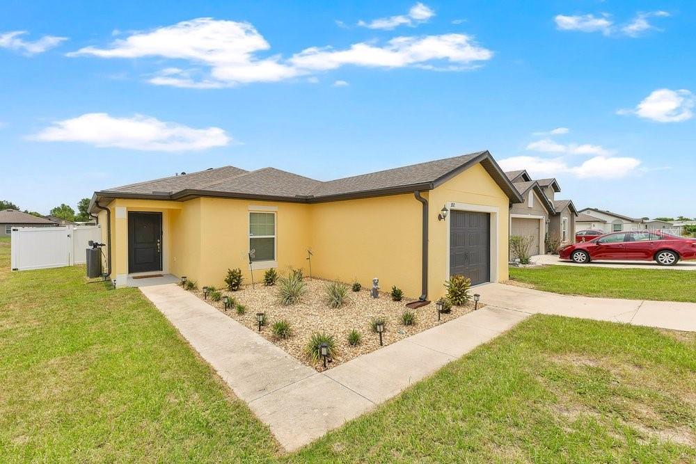 Listing photo 1 for 392 Kensington View Dr