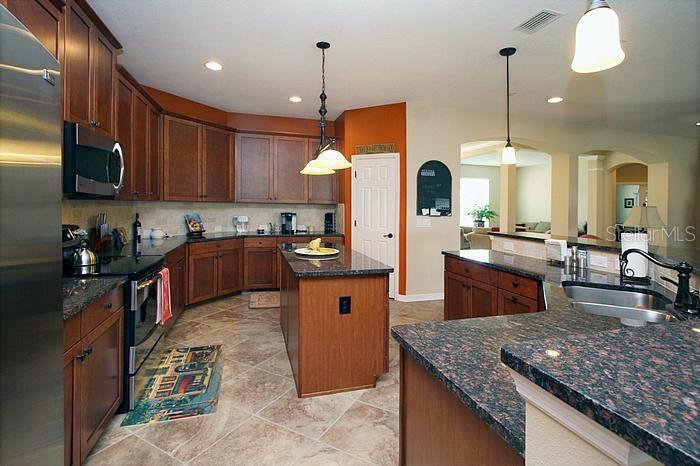Listing photo 3 for 1195 Lattimore Dr