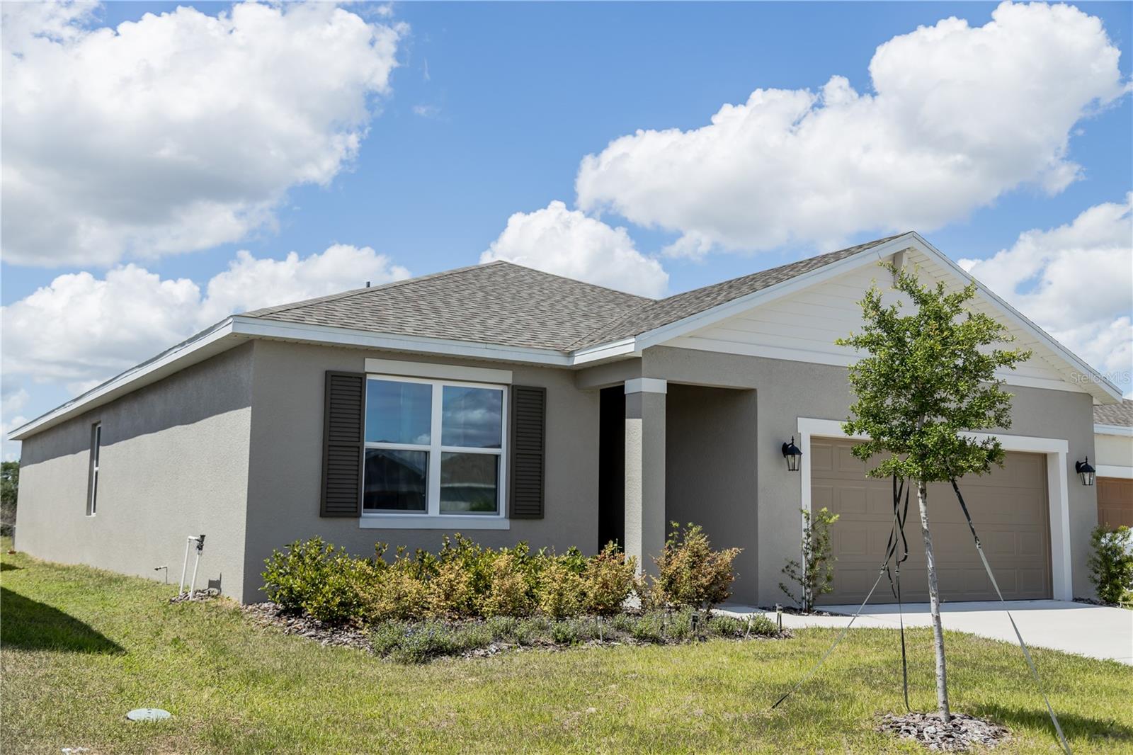 Listing photo 1 for 661 Crown Rose Dr