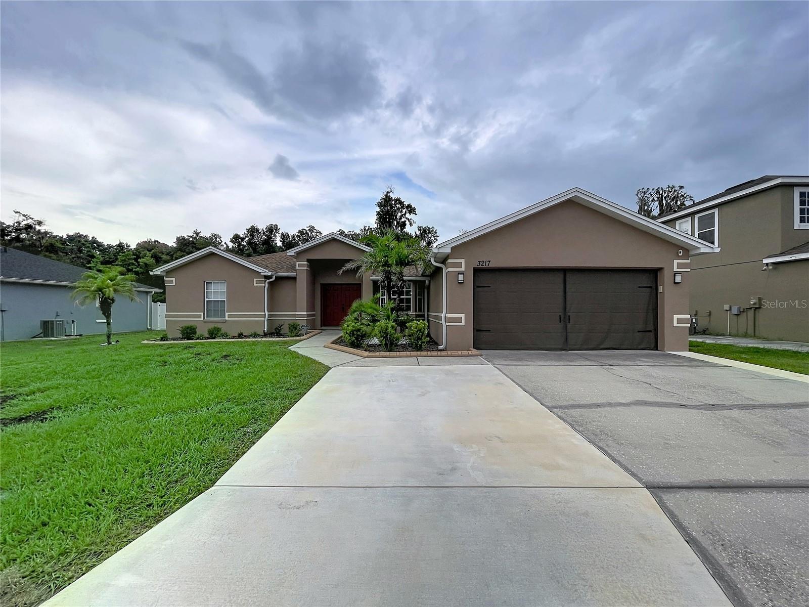 Listing photo 1 for 3217 Enclave Blvd