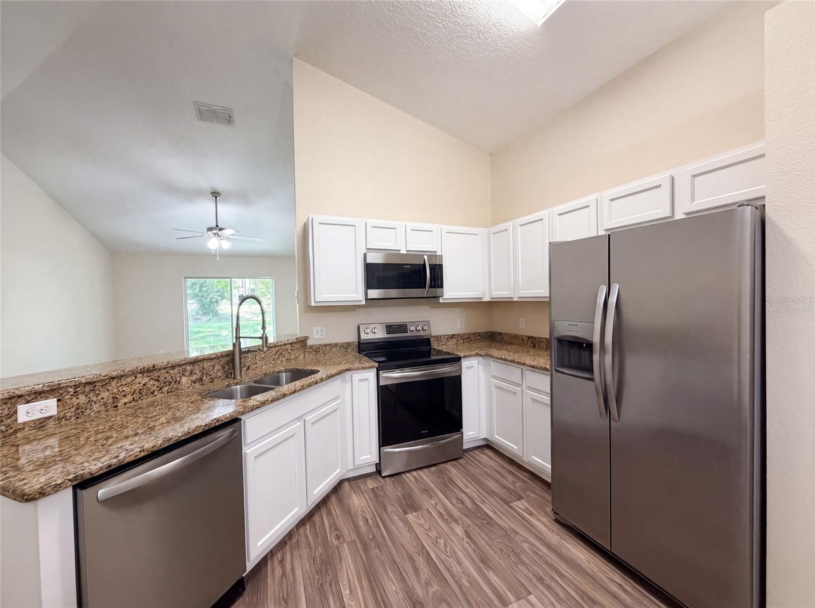 Listing photo 2 for 33137 Irongate Dr