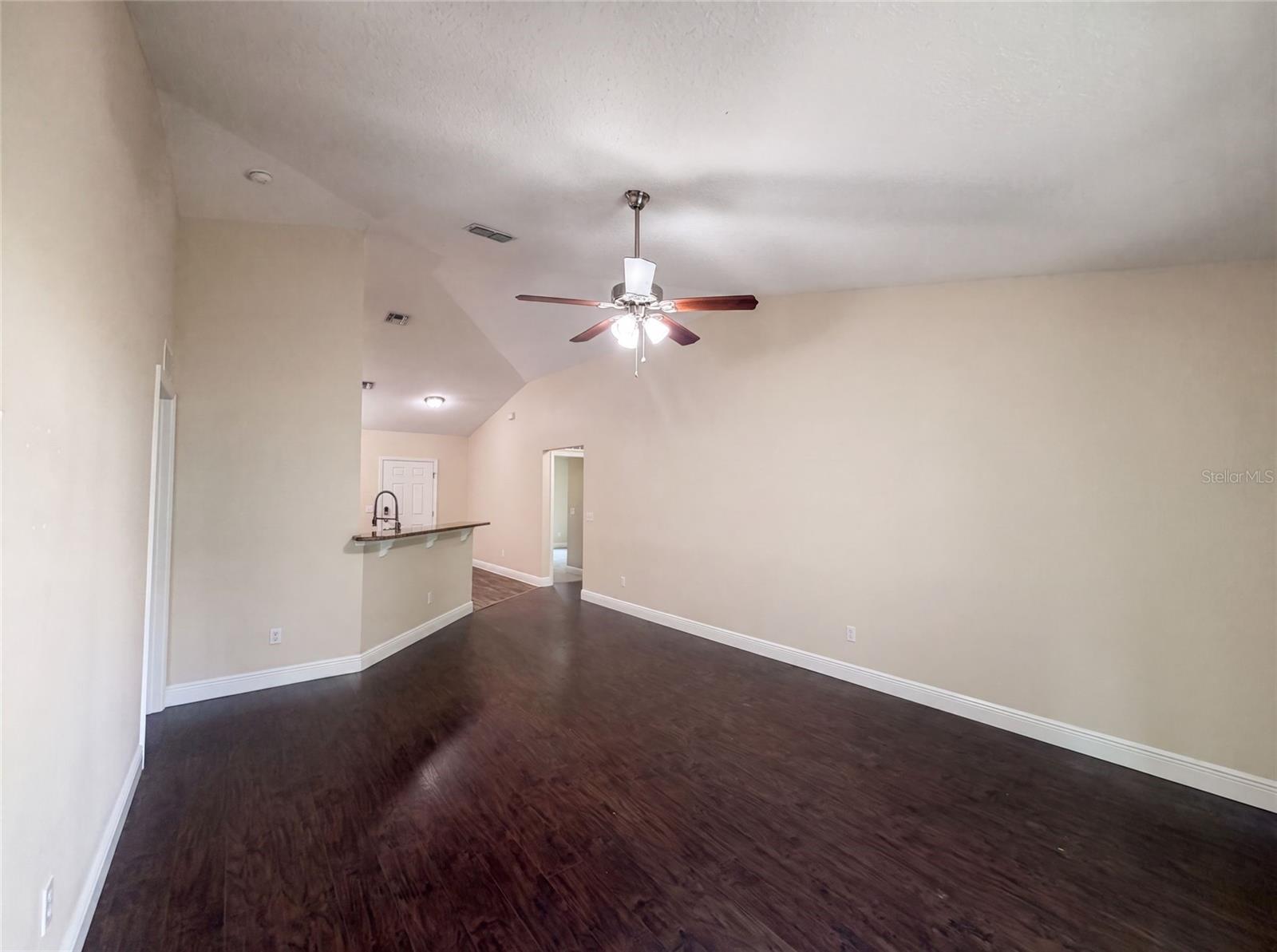 Listing photo 3 for 33137 Irongate Dr