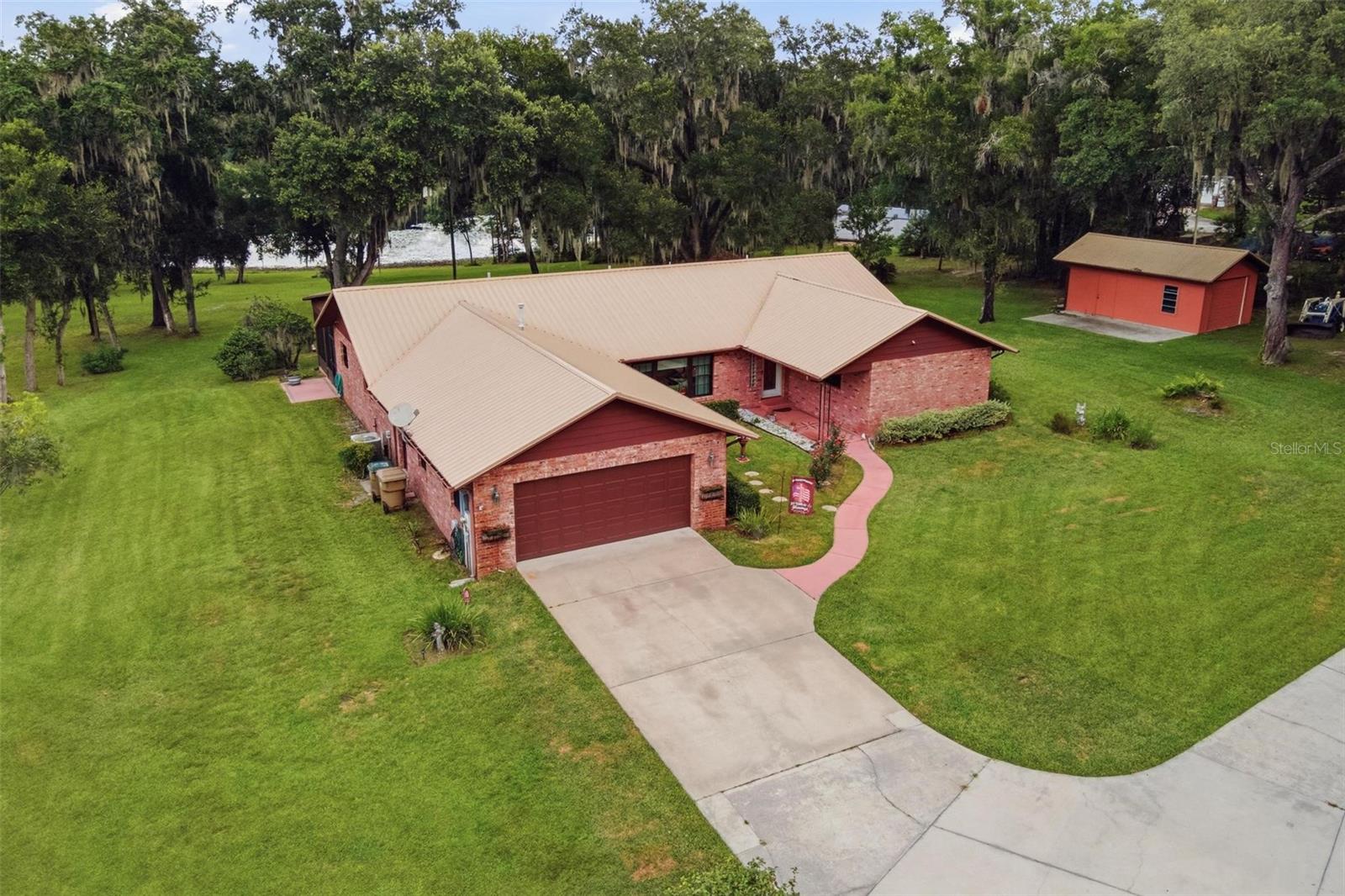 Listing photo 1 for 38700 Lakeview Dr
