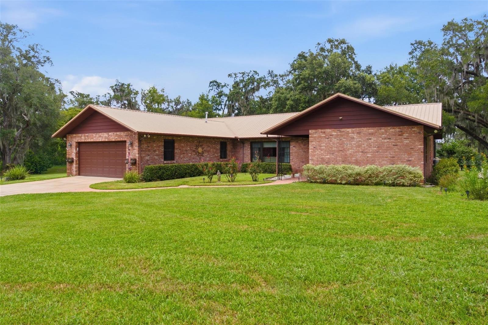 Listing photo 2 for 38700 Lakeview Dr