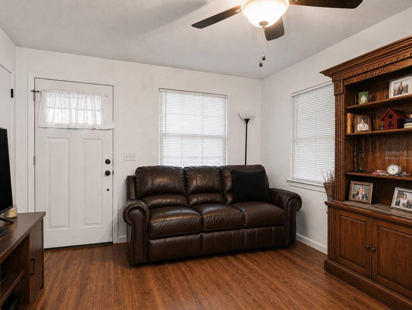 Listing photo 3 for 2508 Avenue A Sw