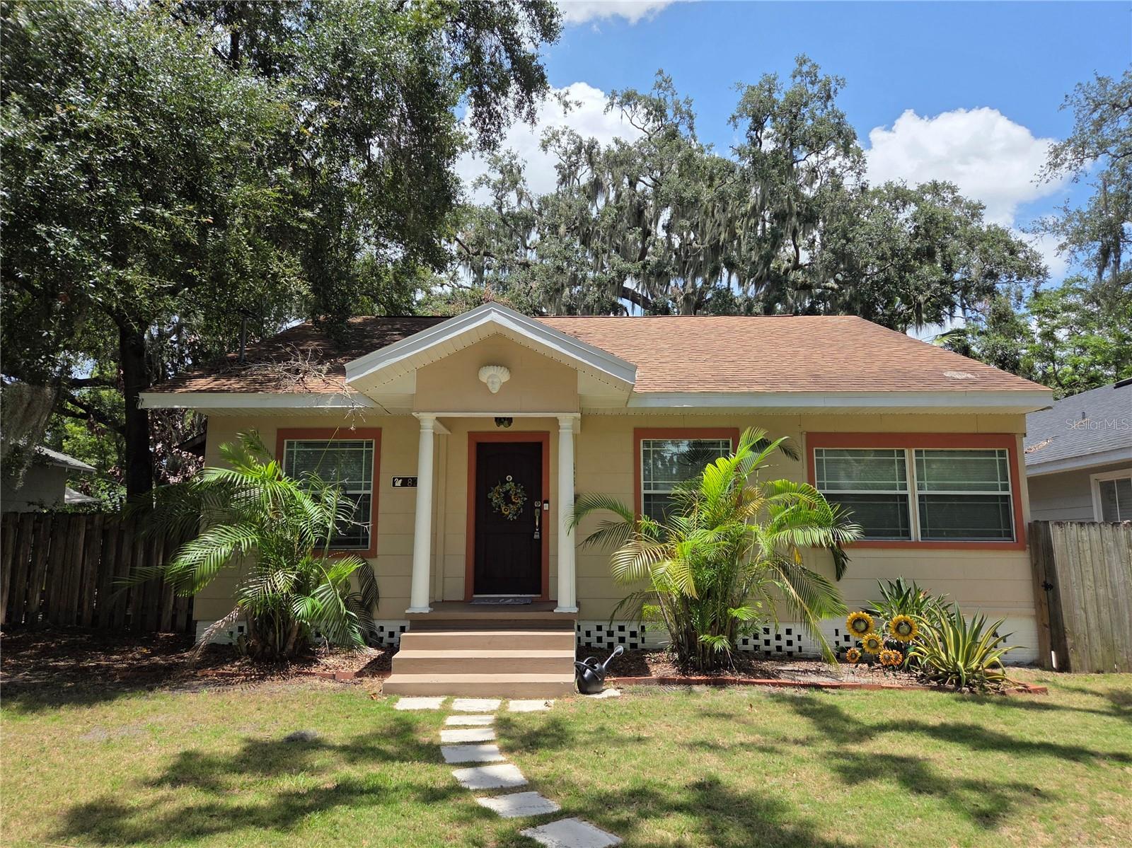 Listing photo 1 for 828 Osceola St