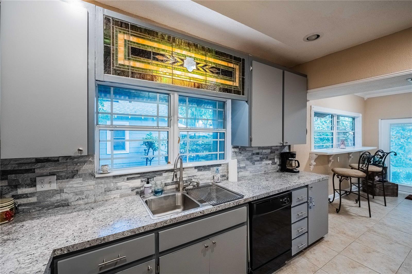 Listing photo 2 for 828 Osceola St