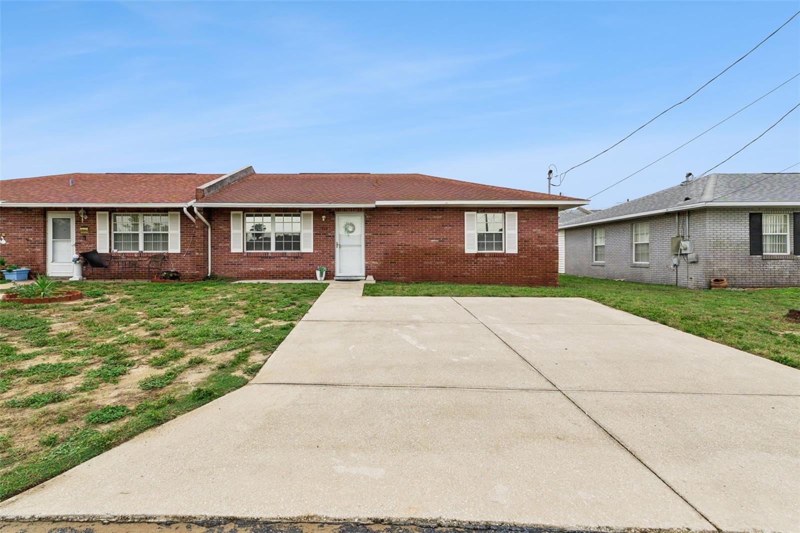 Listing photo 1 for 1433 Thousand Roses Ave W