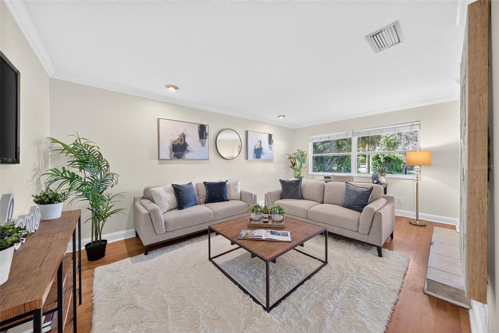 Listing photo 2 for 943 Fairway Dr