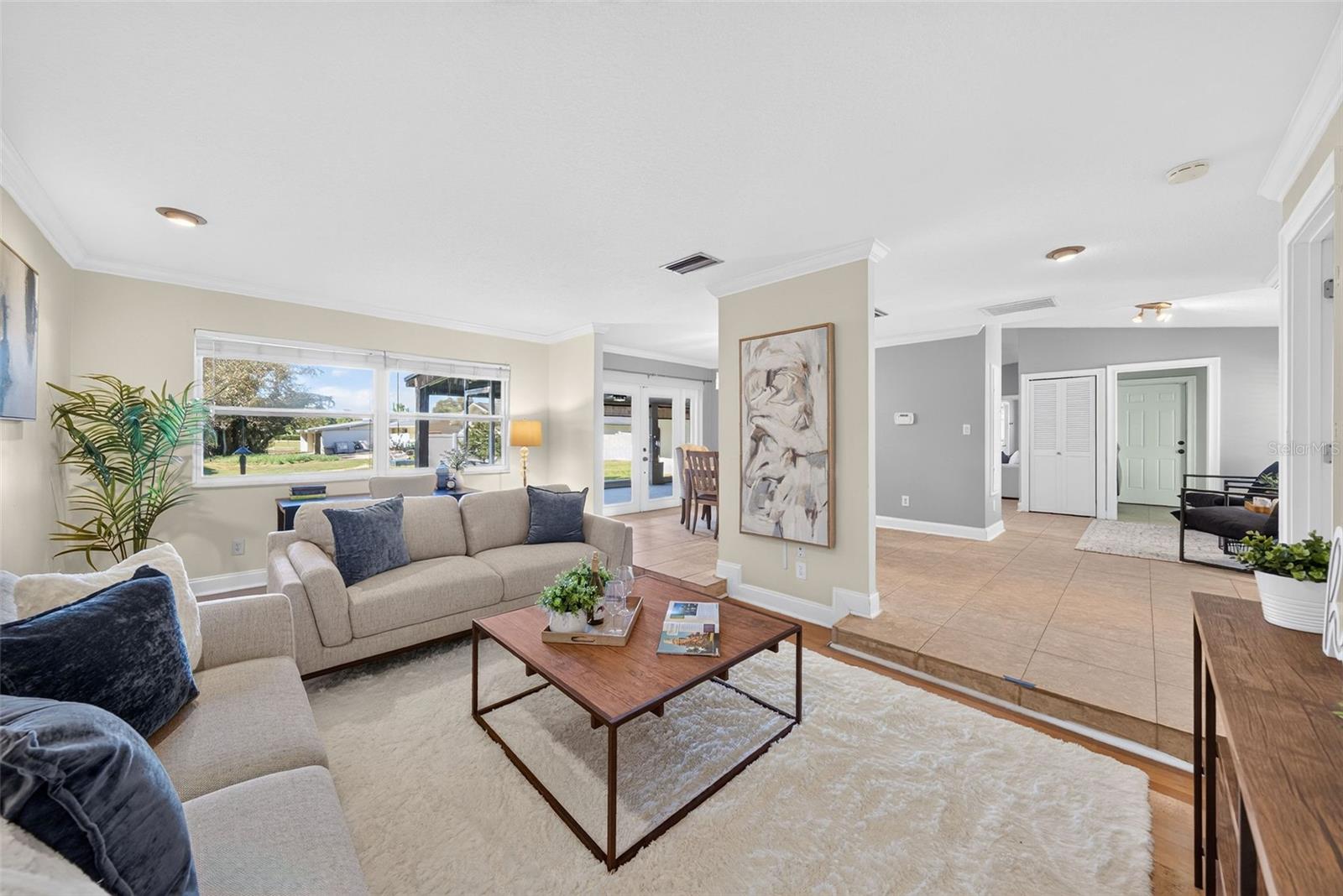 Listing photo 3 for 943 Fairway Dr