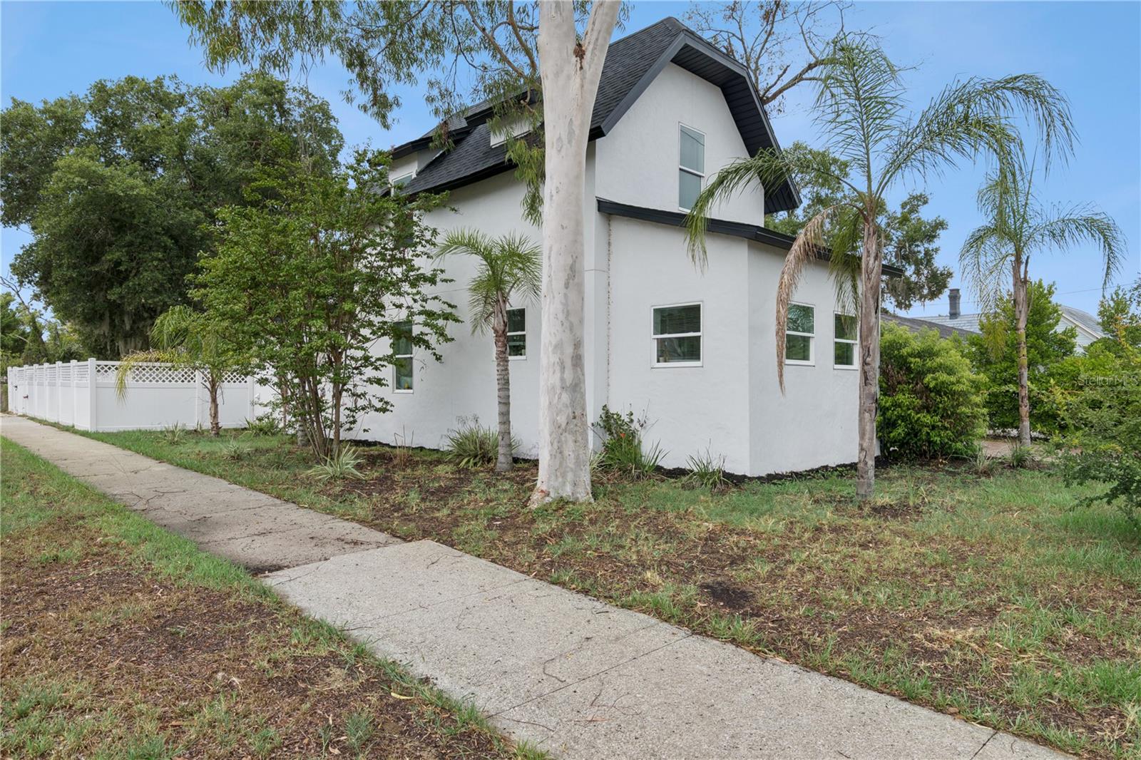 Listing photo 3 for 732 E Orange Ave