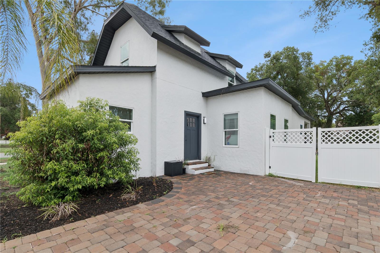 Listing photo 2 for 732 E Orange Ave