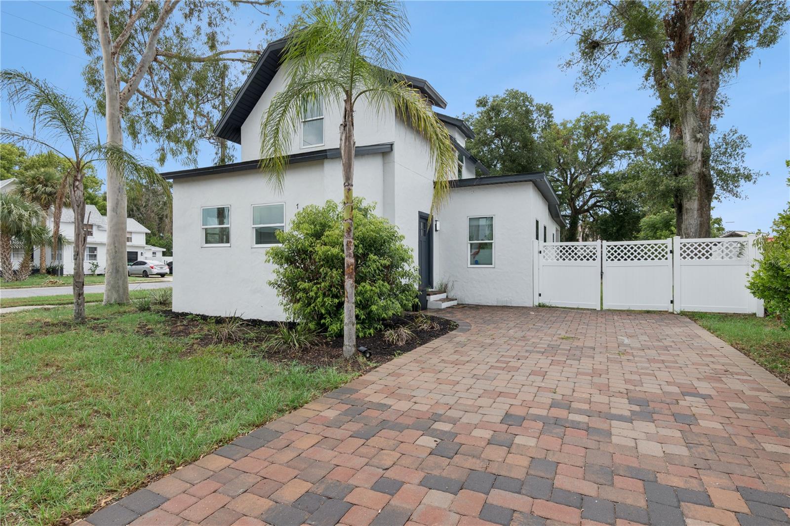 Listing photo 1 for 732 E Orange Ave