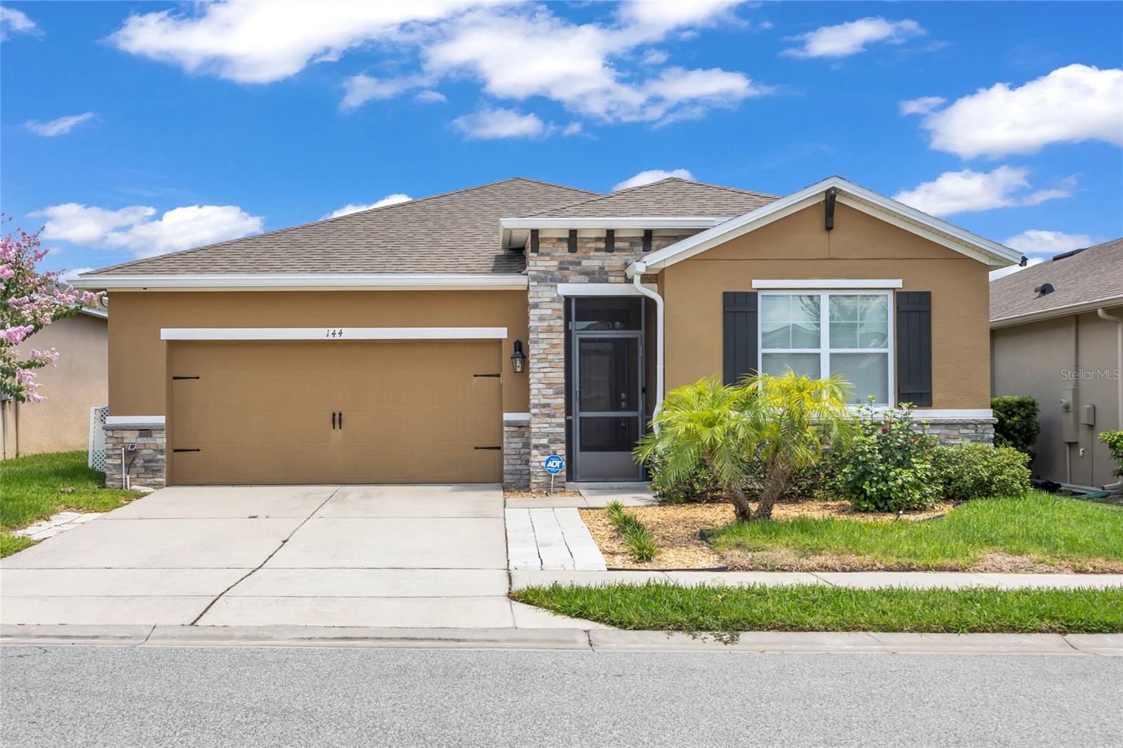 Listing photo 1 for 144 Waterside Cir