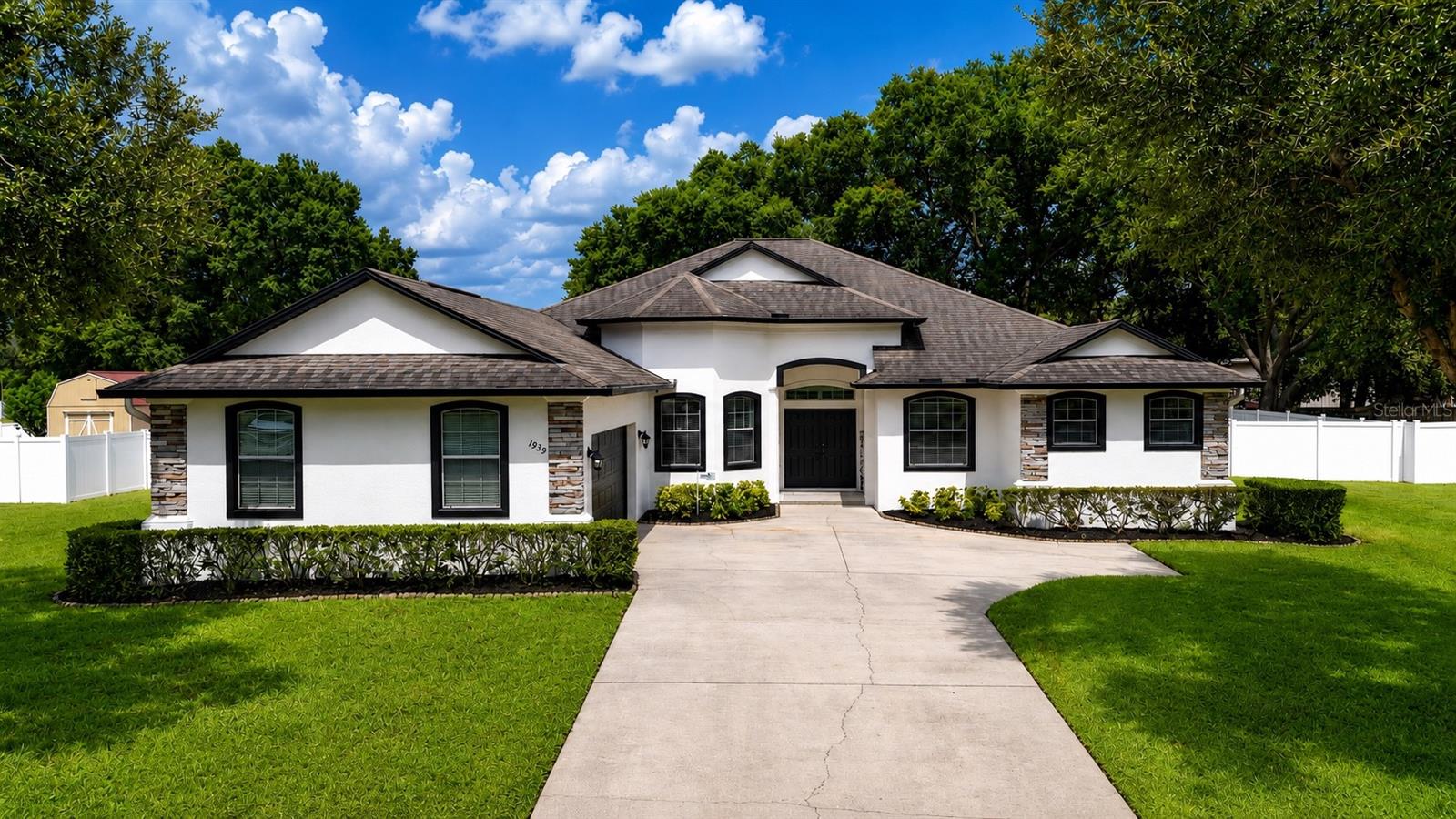 Listing photo 1 for 1939 Griffin Trl