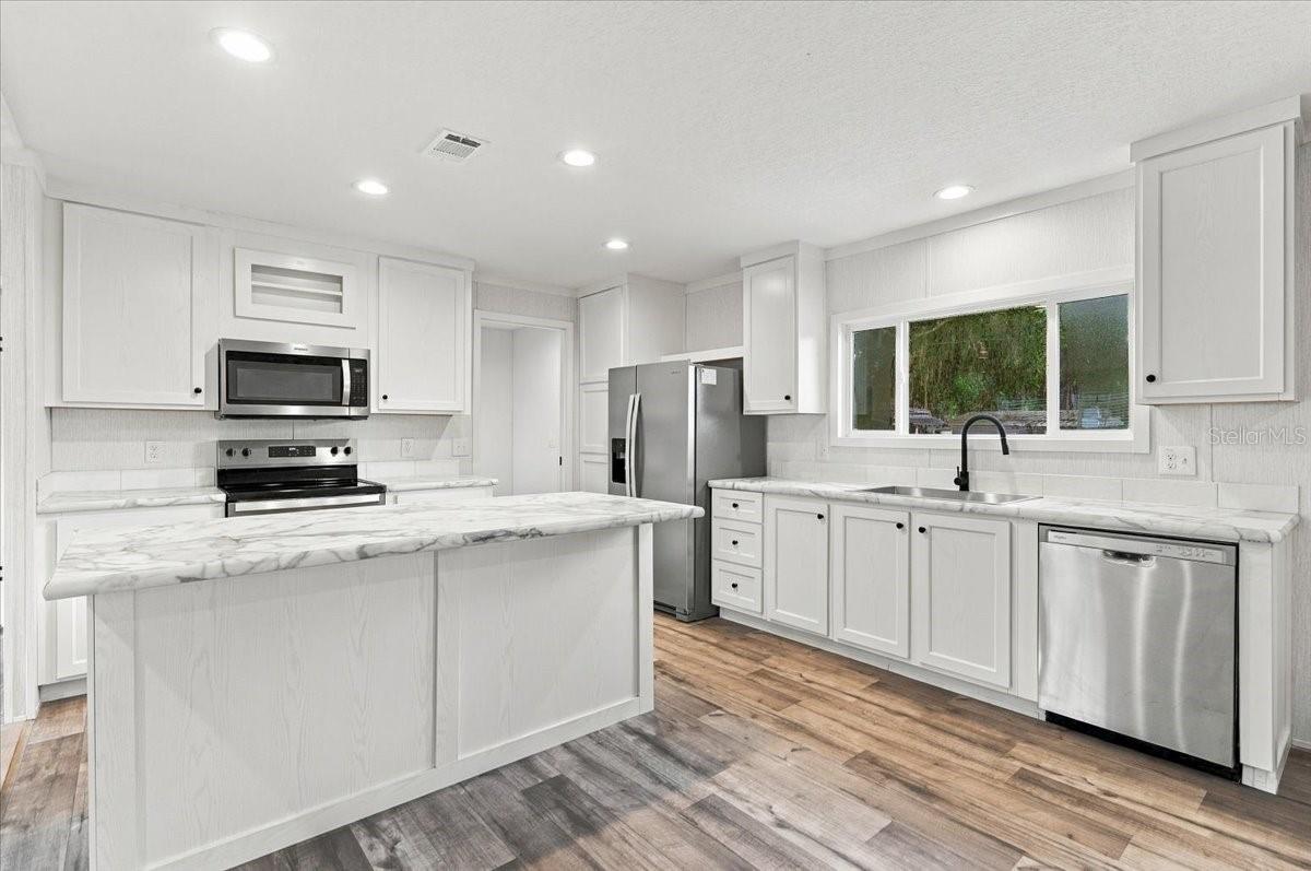 Listing photo 3 for 3316 Oakland Rd S