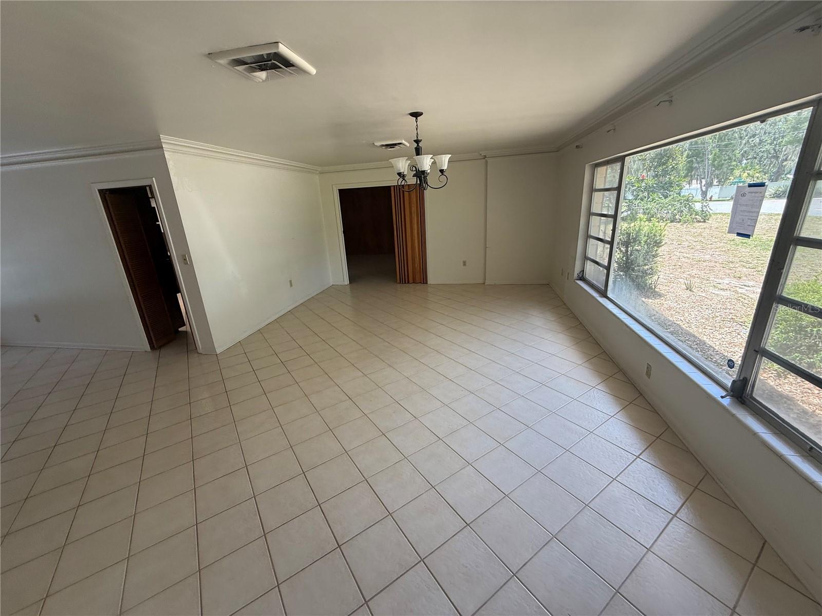 Listing photo 2 for 1015 E Mann Rd