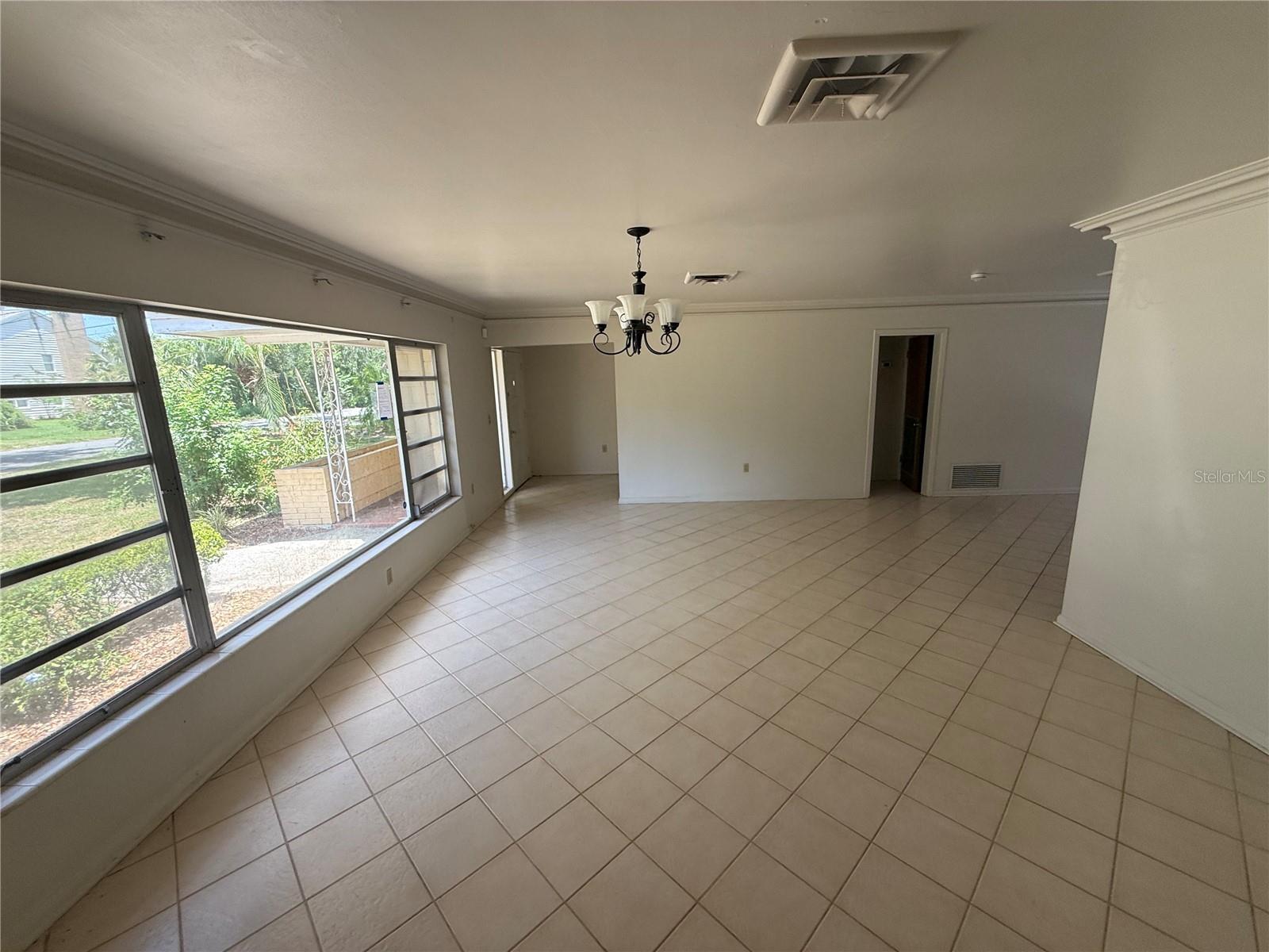 Listing photo 3 for 1015 E Mann Rd
