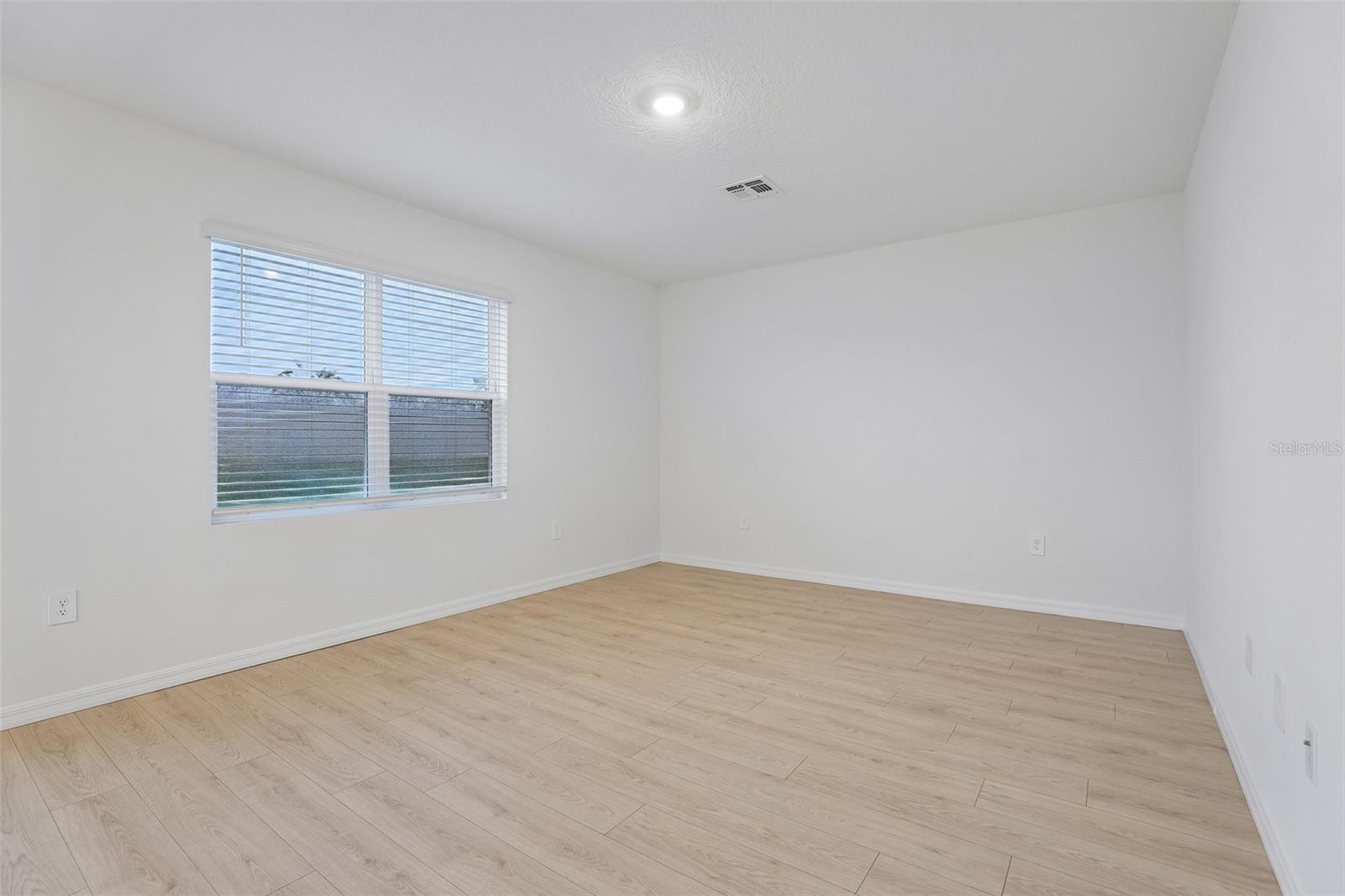 Listing photo 3 for 3565 Roden Rd