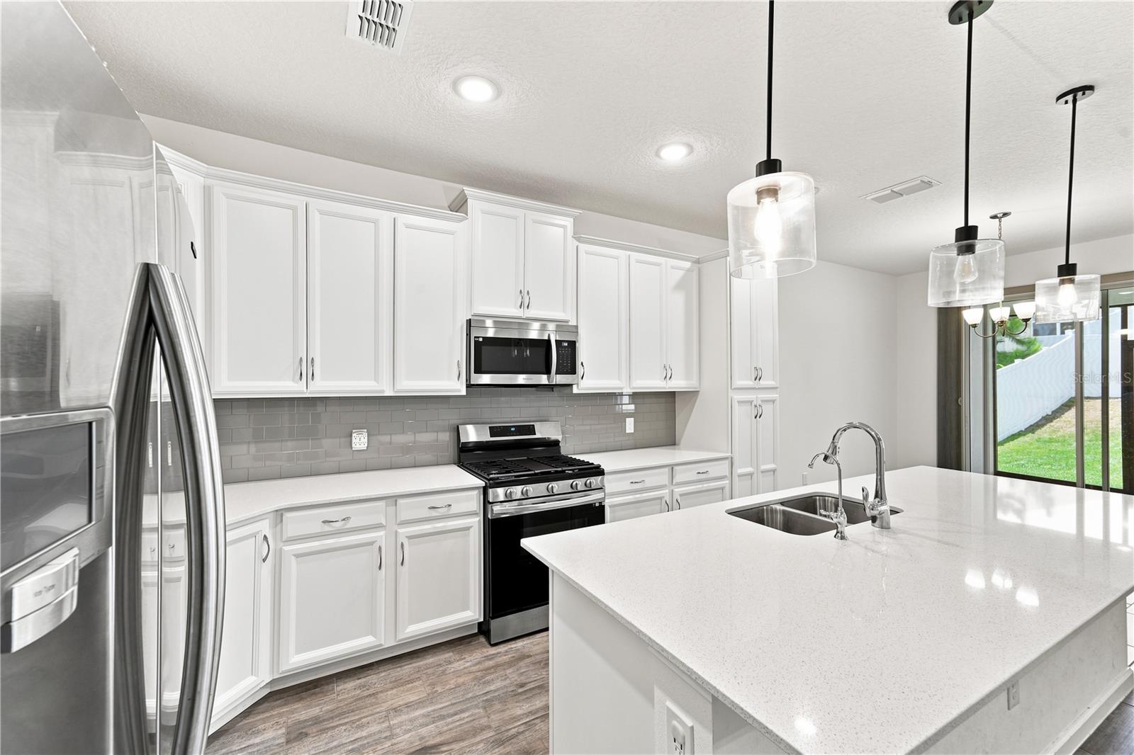 Listing photo 3 for 2463 Natoma Blvd