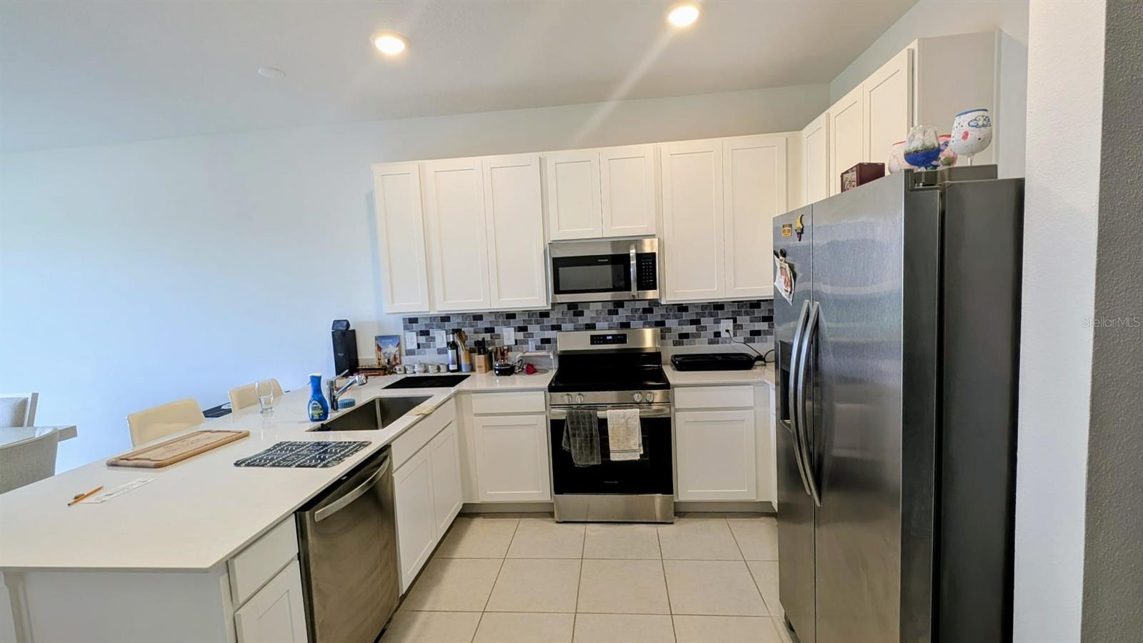 Listing photo 3 for 3010 Chantilly Dr