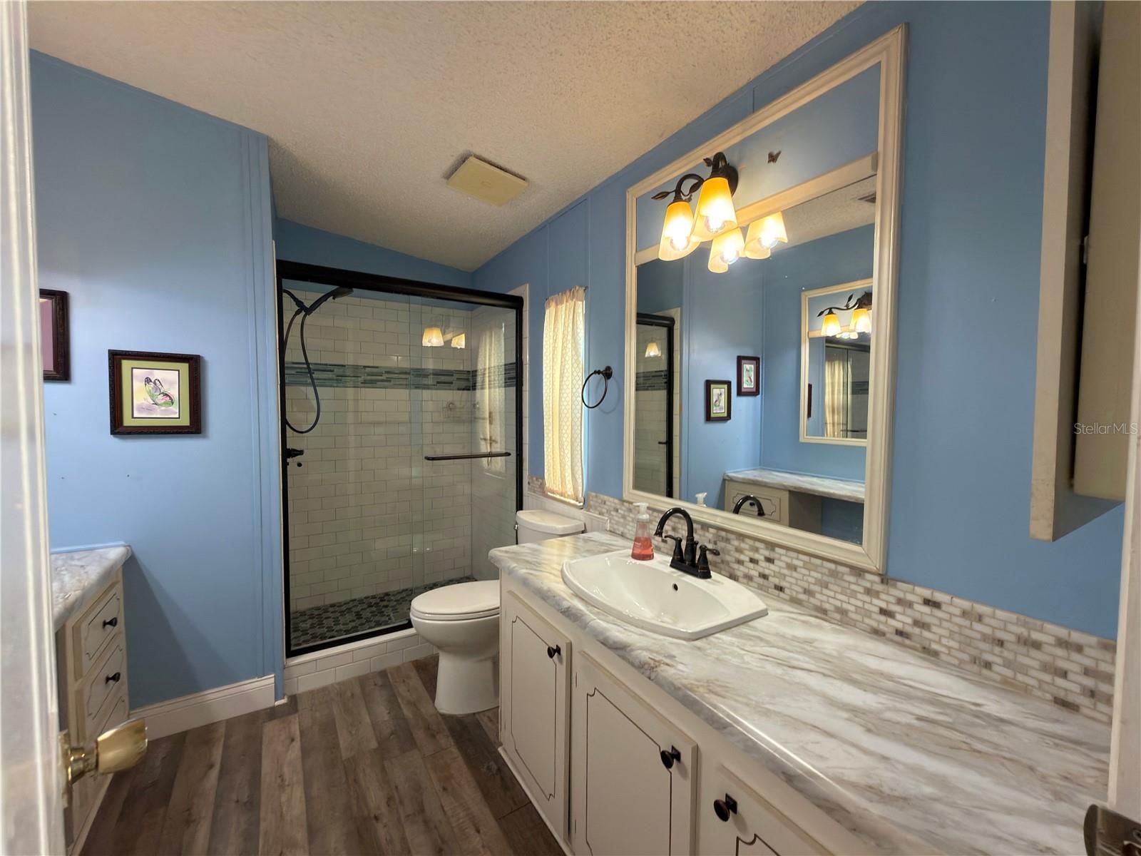 Listing photo 3 for 141 Victoria Dr