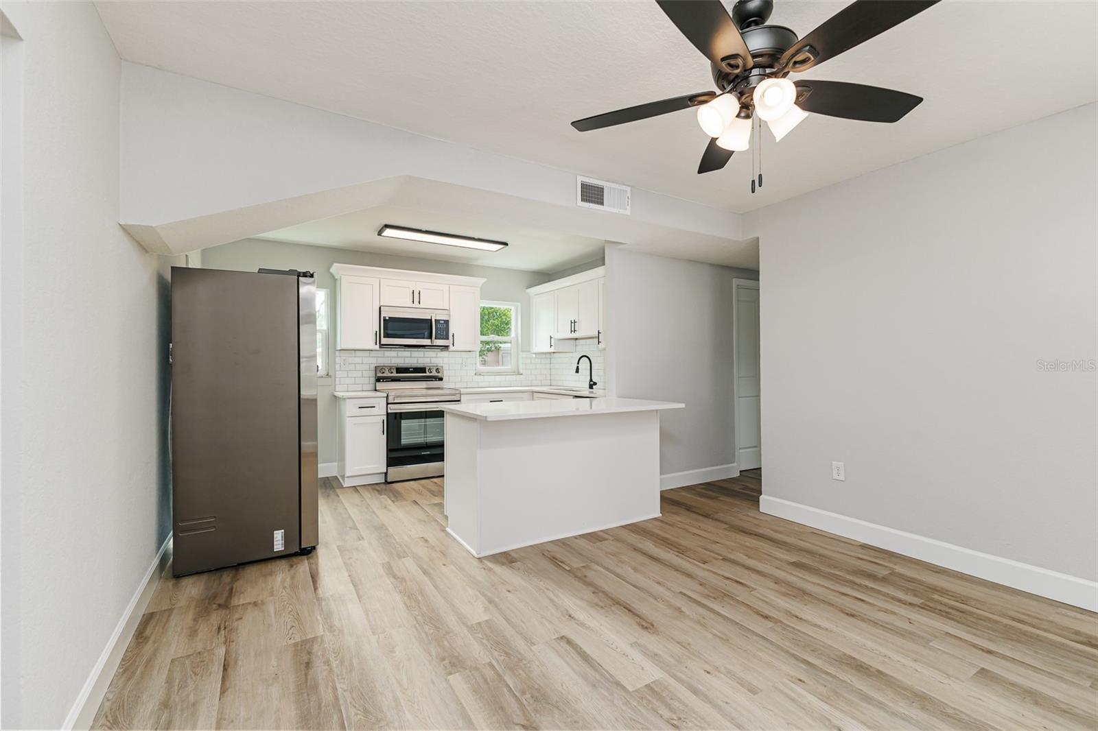 Listing photo 3 for 526 Victoria Blvd