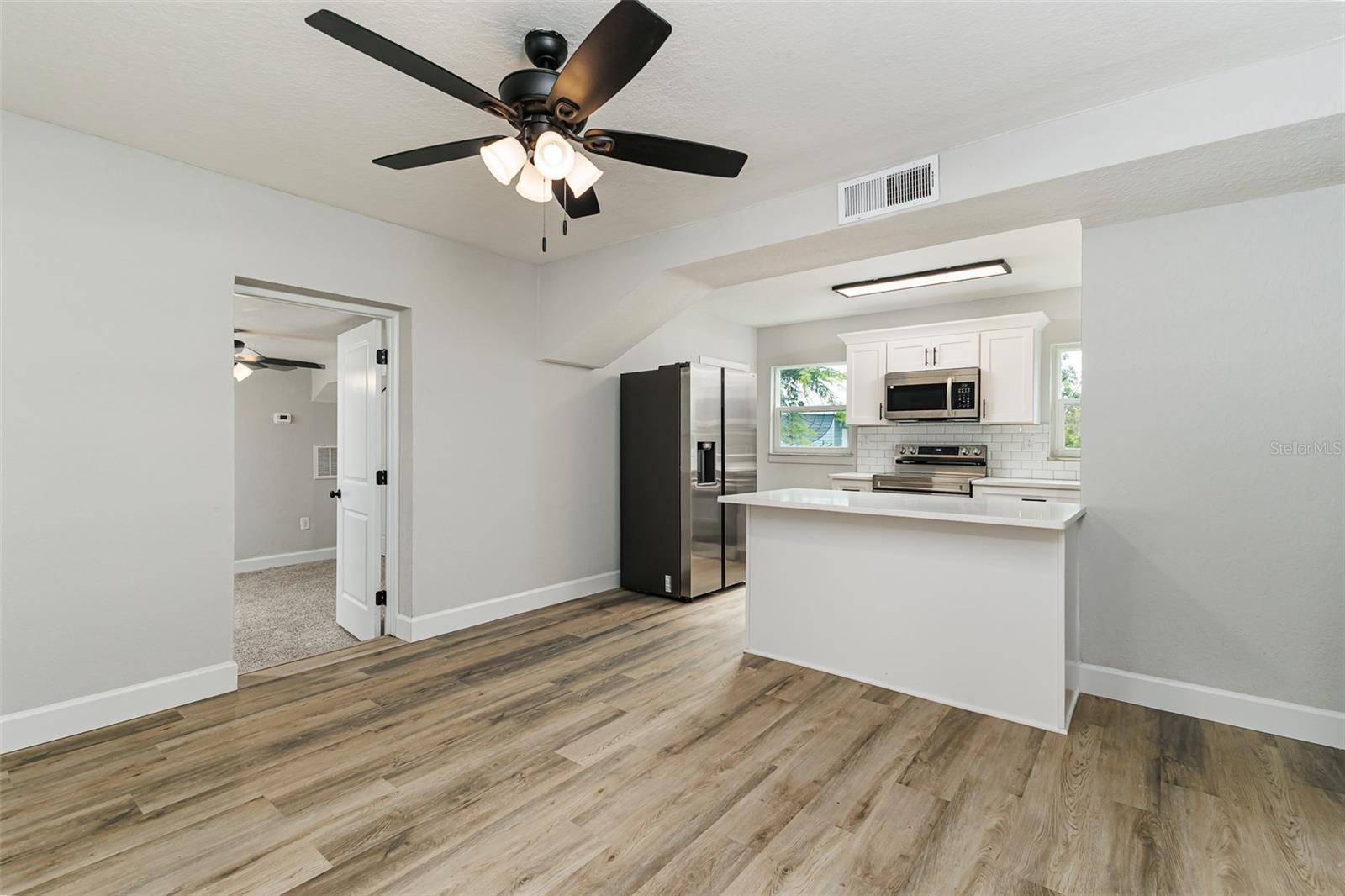 Listing photo 2 for 526 Victoria Blvd