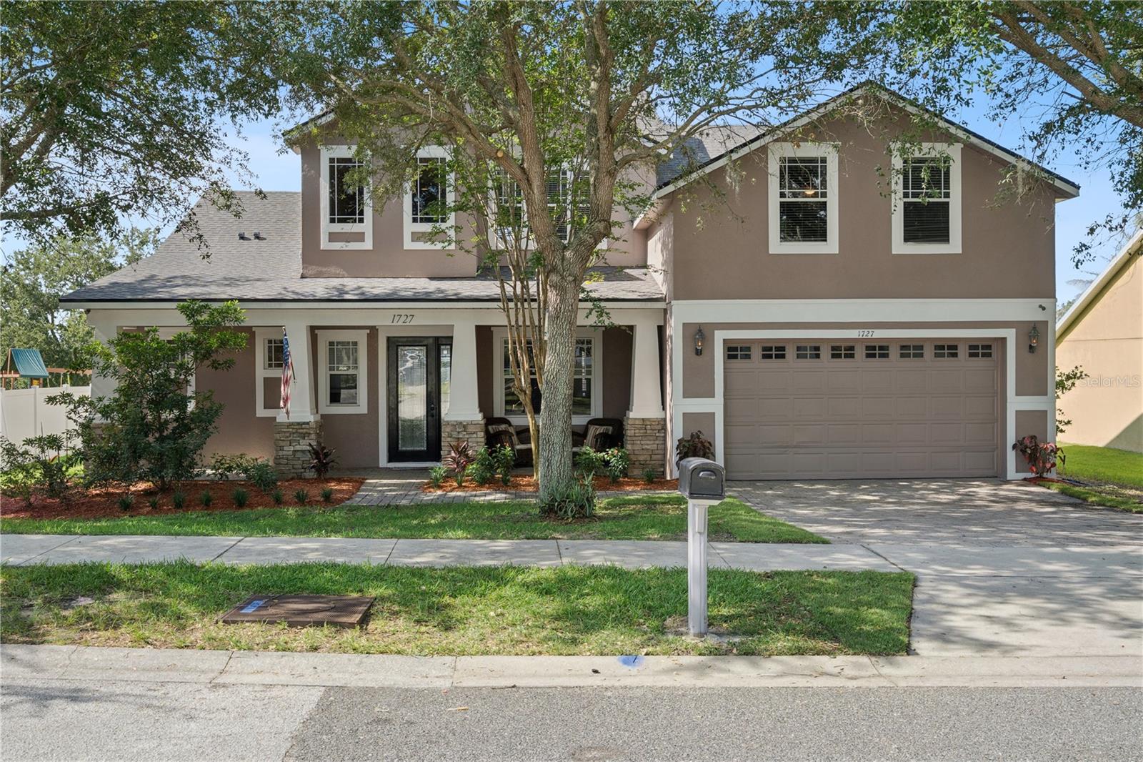 Listing photo 1 for 1727 Southern Oak Loop