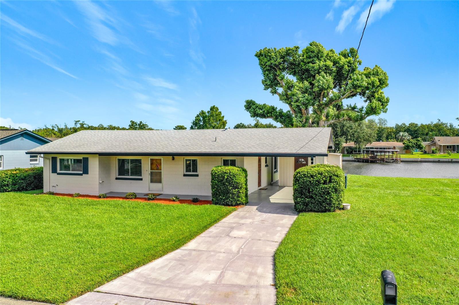 Listing photo 2 for 13225 Country Club Dr