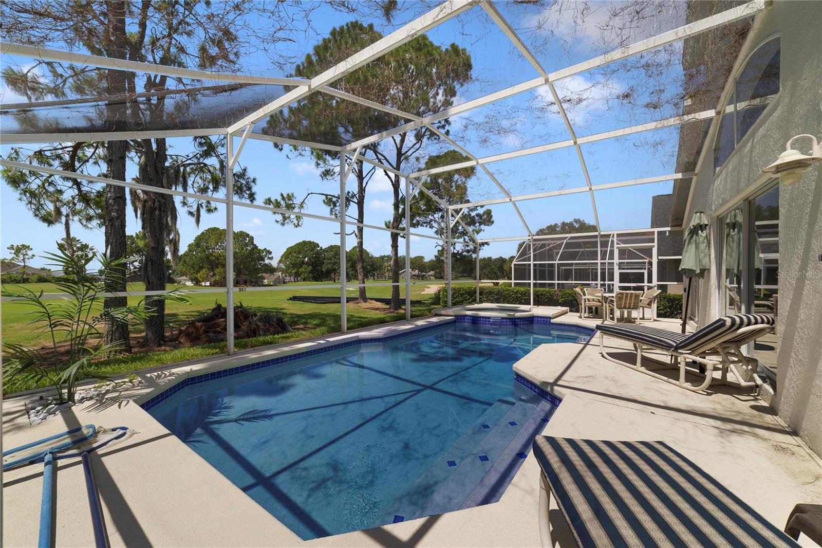 Listing photo 2 for 2135 Mallory Cir