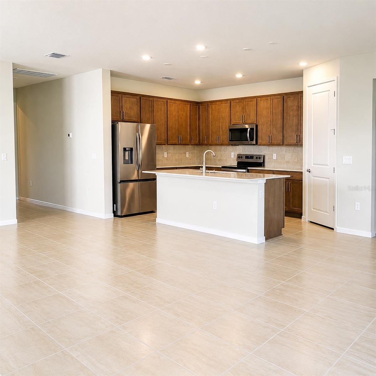 Listing photo 3 for 17391 Saw Palmetto Ave