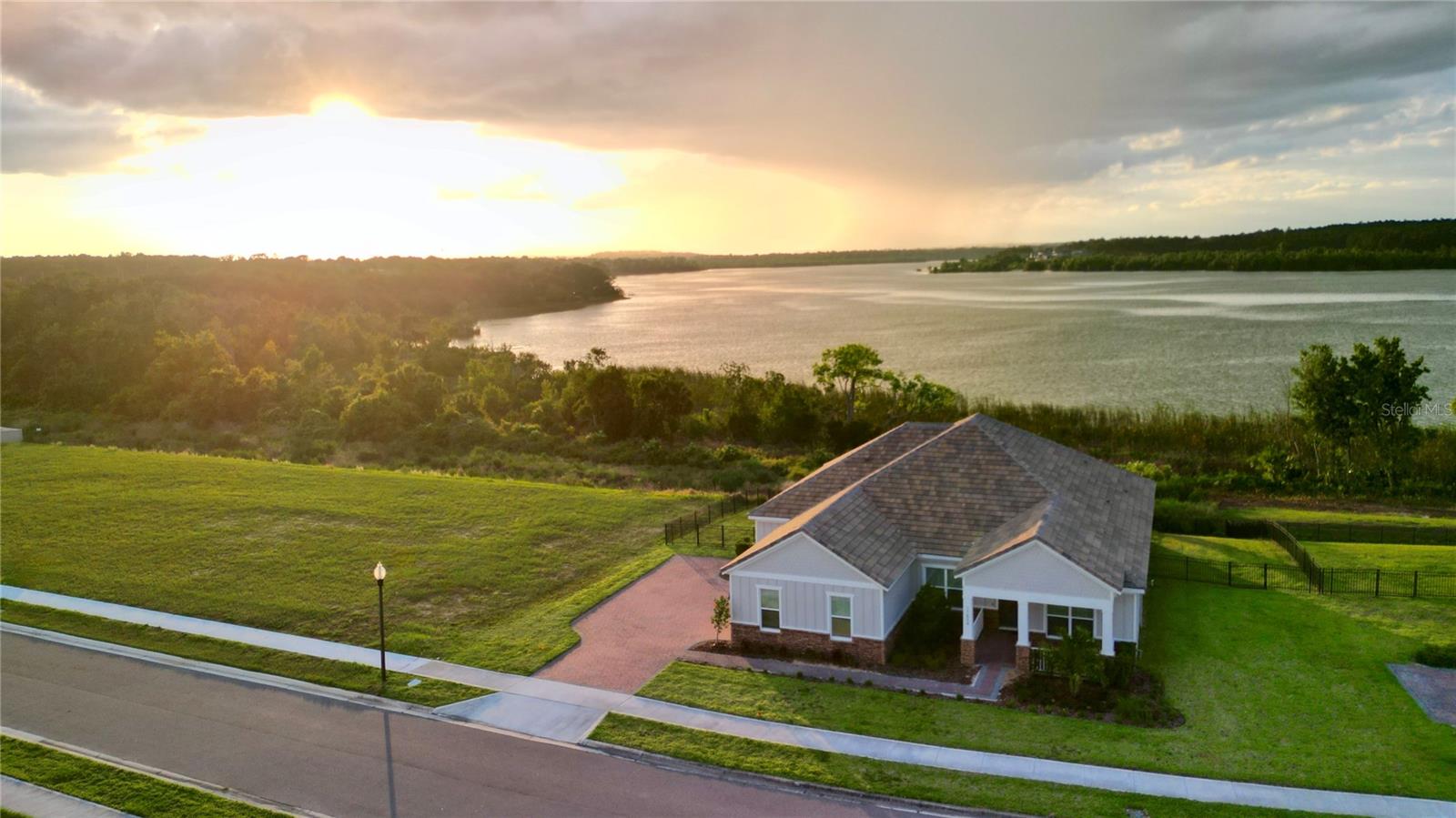 Listing photo 2 for 17854 Hither Hills Cir