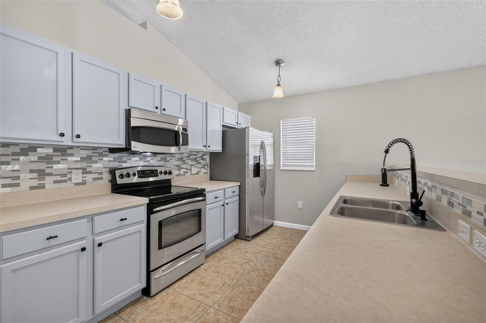 Listing photo 3 for 2225 Sandridge Cir