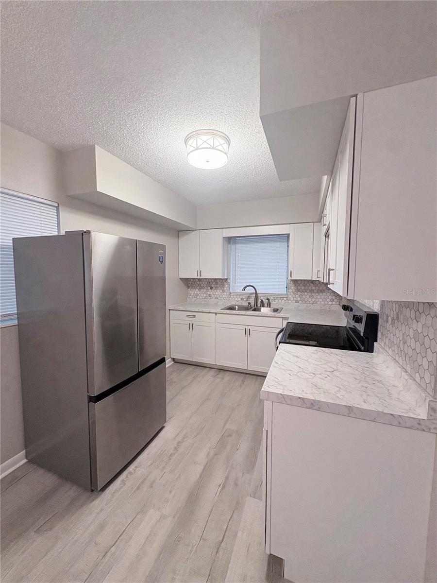 Listing photo 2 for 434 Avenue D Se