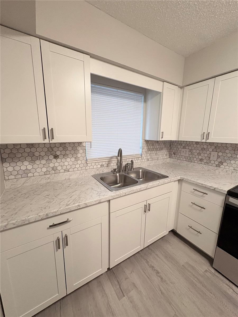 Listing photo 3 for 434 Avenue D Se
