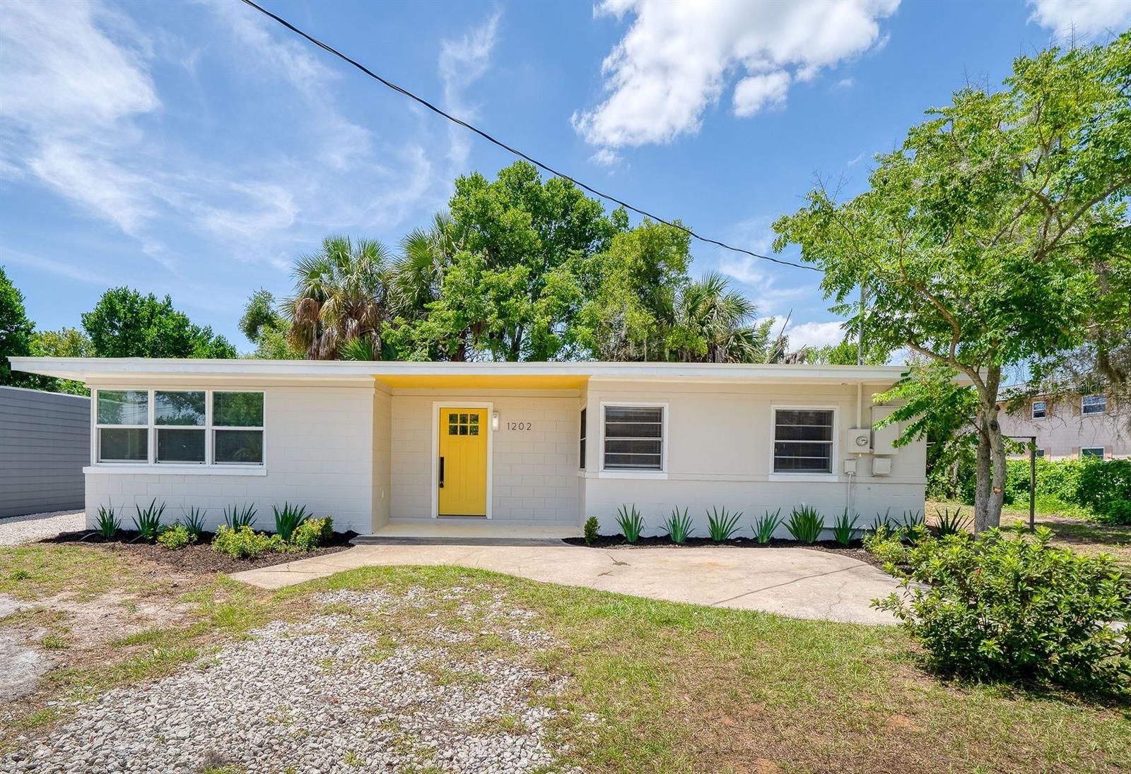 Listing photo 1 for 1202 E Caroline St