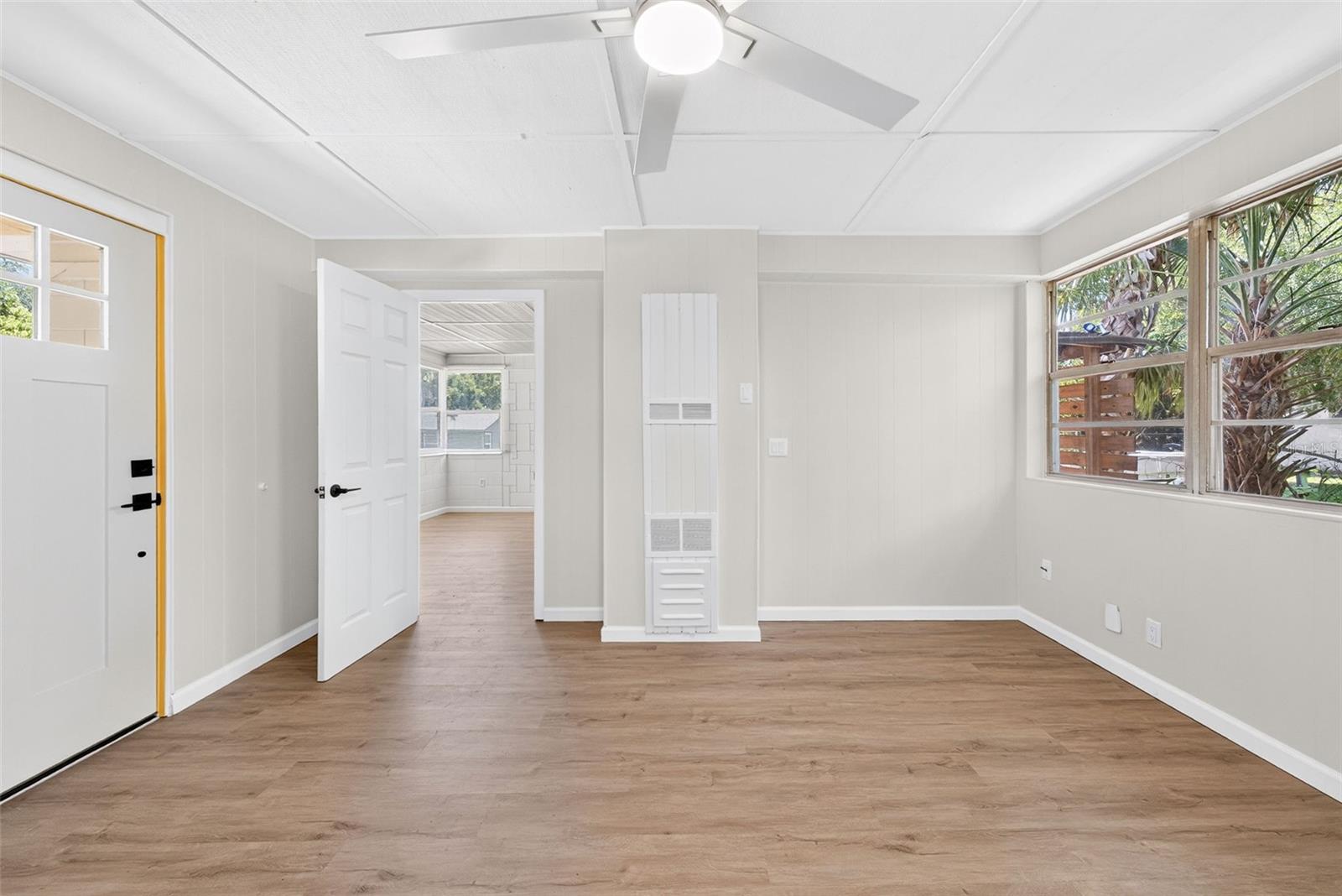 Listing photo 3 for 1202 E Caroline St