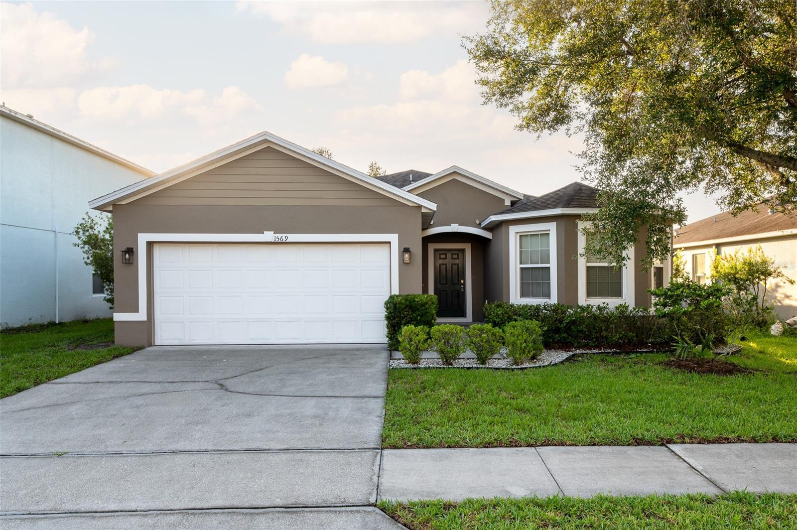 Listing photo 1 for 1569 Tamarind Rd