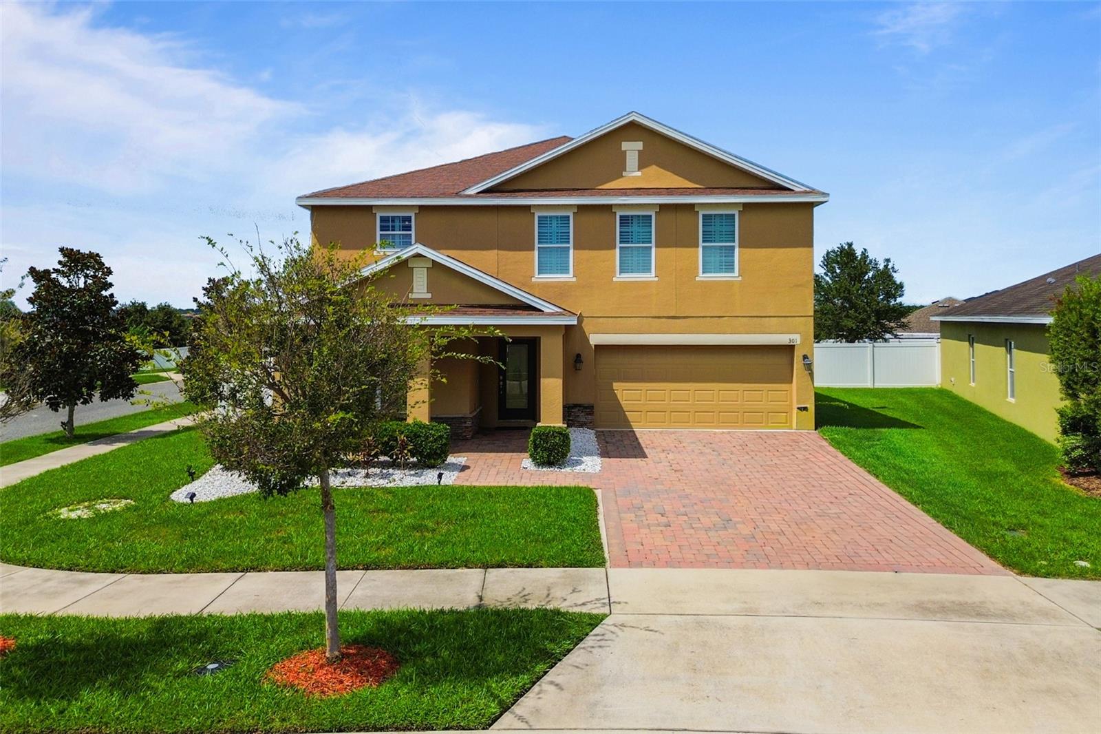Listing photo 1 for 301 Sparrow Hawk Dr
