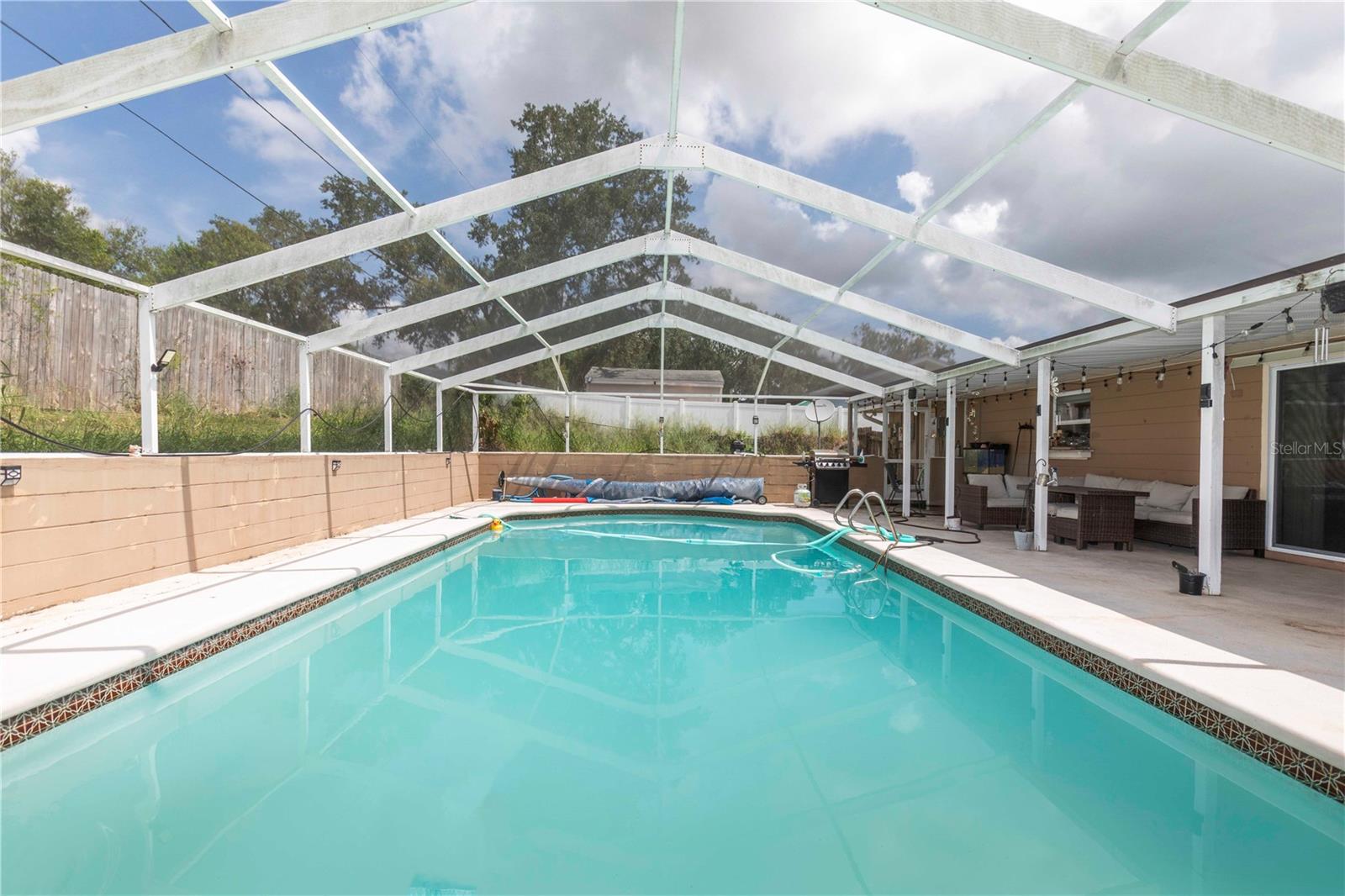 Listing photo 2 for 841 Brentwood Dr