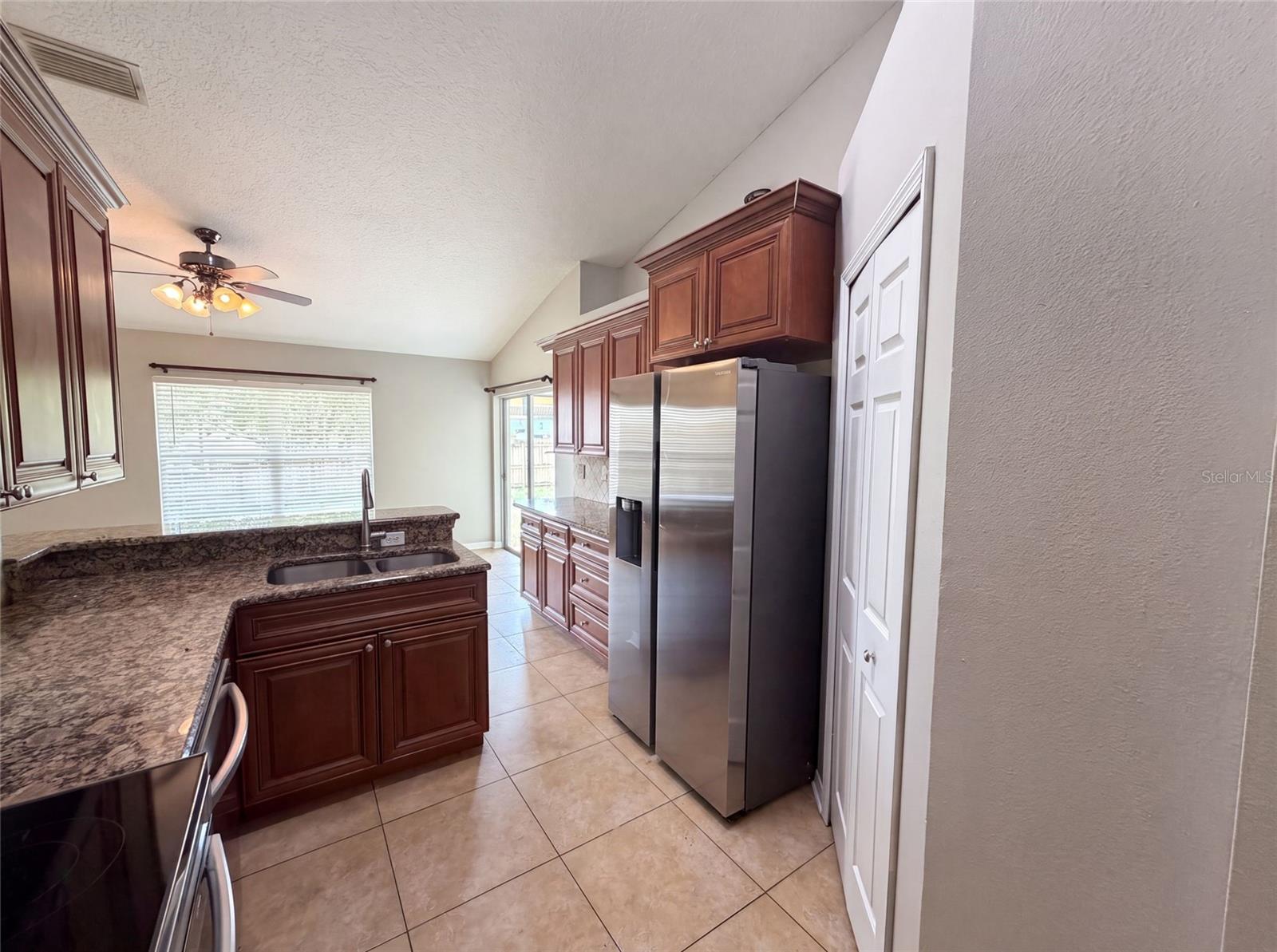 Listing photo 3 for 17802 Jefferson St