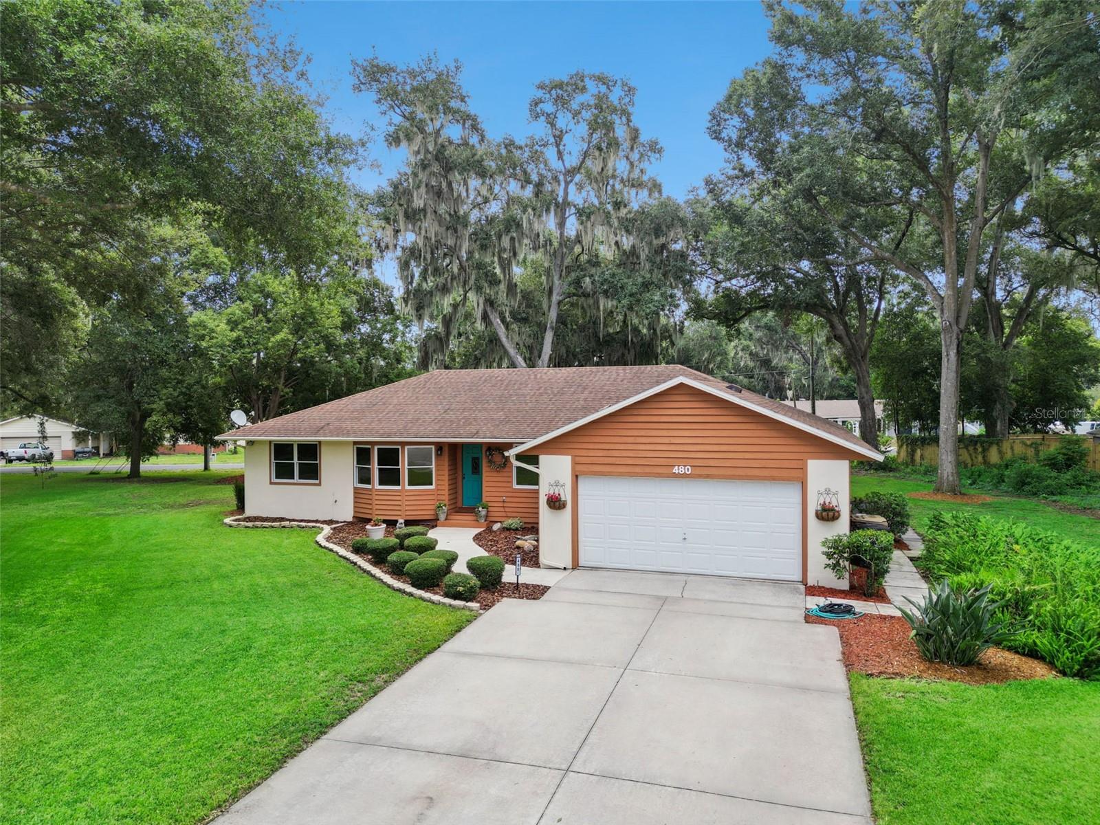 Listing photo 2 for 480 Lake Forest Cir