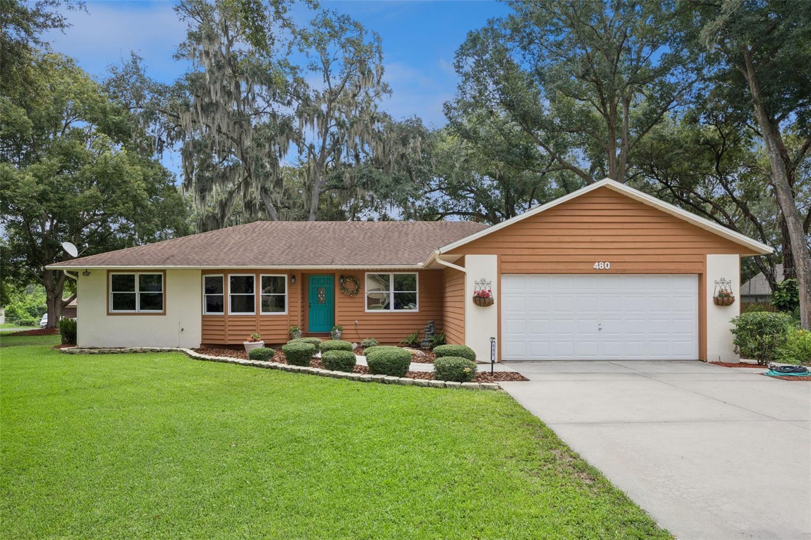 Listing photo 1 for 480 Lake Forest Cir
