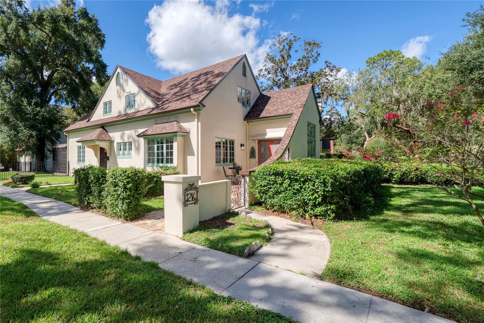 1216 GOLDEN LANE