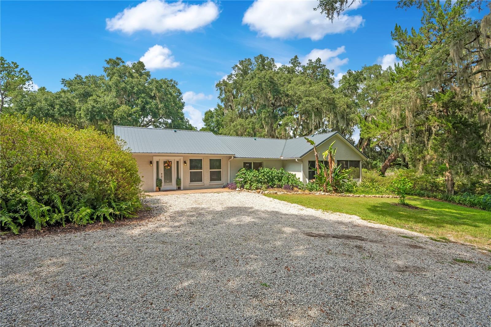 Listing photo 2 for 41832 Carrie Ln